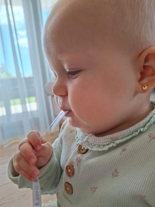 ✨ Malé radosti, ktoré rozžiaria každý deň ✨ Malá princezná s novými náušničkami od Greg & Rich a s láskou drží stužku zo...