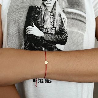 Zlaté srdiečko na červenej šnúrke — šperk, ktorý nie je len krásnym doplnkom, ale aj symbolom lásky, ochrany a šťastia. ❤️...