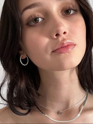 „Jej pohľad zostáva pokojný, sústredený, presne vie čo chce. Strieborné náušnice LEA dopĺňajú túto istotu — čisté línie,...