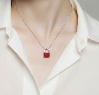 Náhrdelník ako stvorený pre ženu, ktorá nepotrebuje veľa ligotu. 🔒Zámok je silným symbolom, ktorý vyjadruje intímnejšiu...